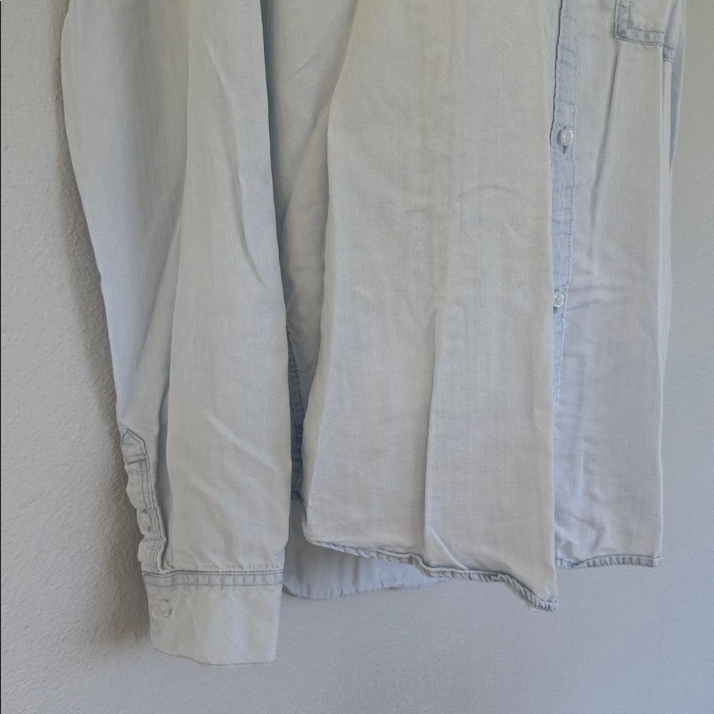 Time & Tru light blue chambray denim button down dress shirt blouse size medium - Picture 6 of 11